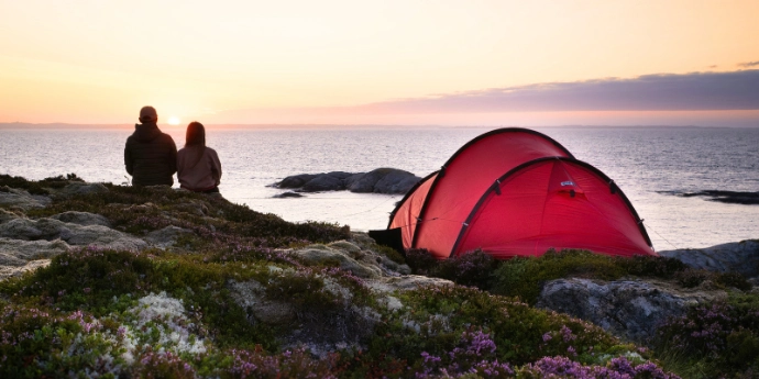 Un couple fait un bivouac en bord de mer près de Quimper