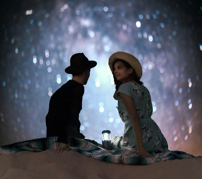 Un couple regarde les étoiles et profite d'une activité en couple à Quimper