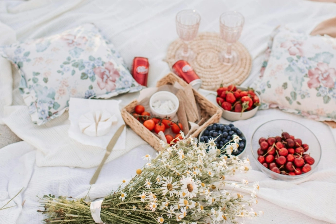 Vaisselle bohème, verres à pied et produits locaux du Finistère pour un dîner original en amoureux