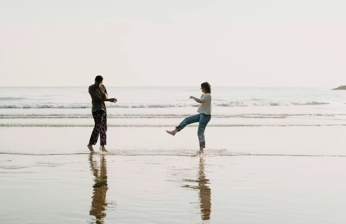 Un couple joue au bord de la mer sur une plage du finistère sud