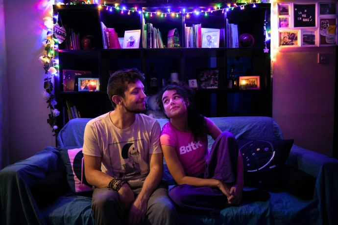 Deux amoureux dans un canapé regardent un film sur leur Home Cinéma