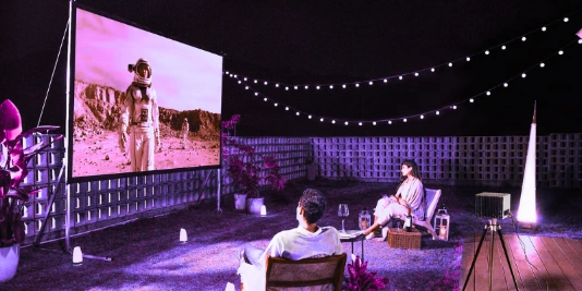 Un couple regarde un film dans son jardin à Quimper