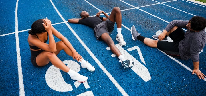 Des amis se reposent après une course d'athlétisme dans un club à Quimper