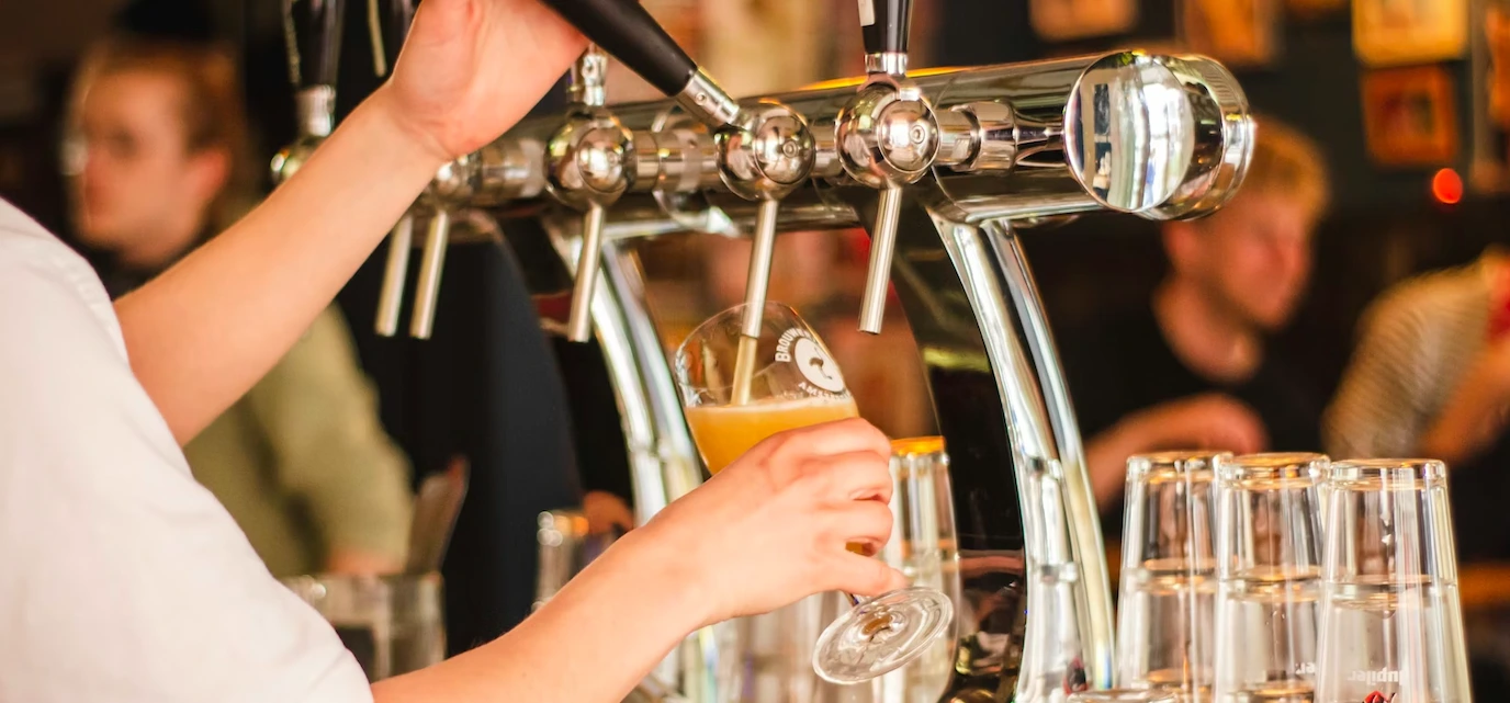 Un serveur sert une bière dans un bar à Quimper