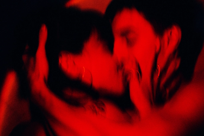 Un couple s'embrasse dans une étreinte amoureuse