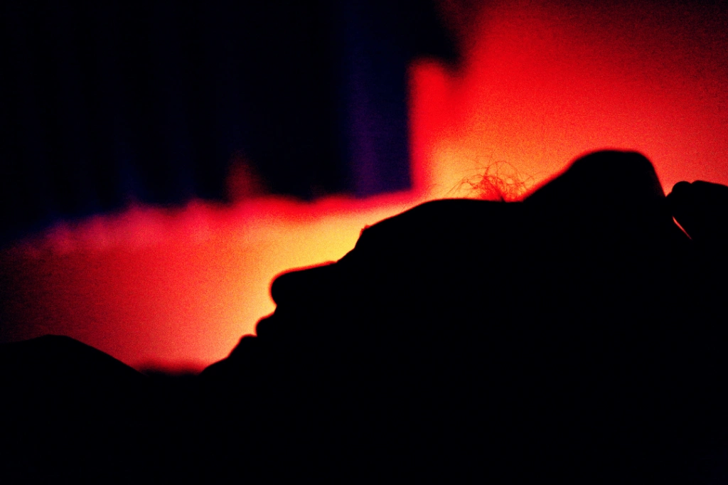 Une femme se relaxe dans une ambiance tamisée