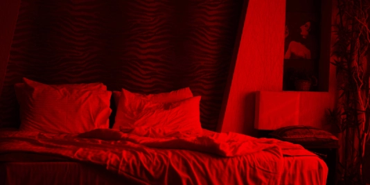 Un lit dans une love room à Quimper