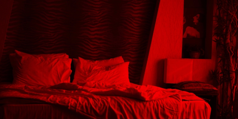 Un lit dans une love room à Quimper