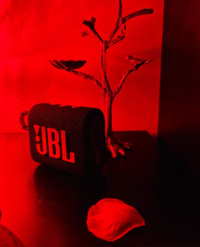 Petite enceinte bluetooth sur une table de nuit