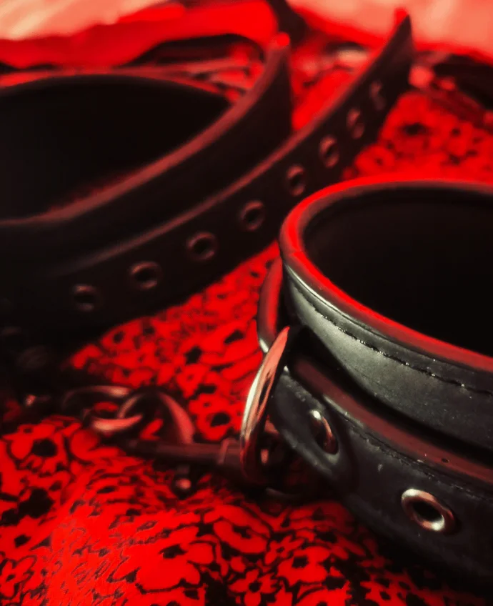 Menottes en cuir pour jeux coquins