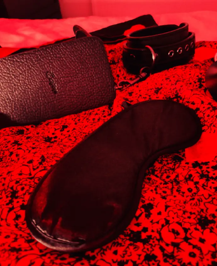 Masque en satin et Paddle pour jeux amoureux