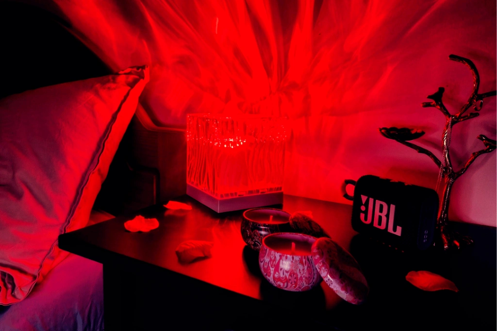 Un projecteur lumineux d'ambiance dans une chambre