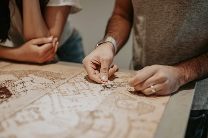 Un couple est en train de résoudre un puzzle lors d'un escape game à quimper