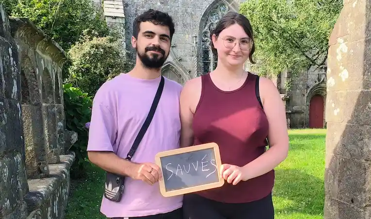 Un couple à la fin d'un escape game