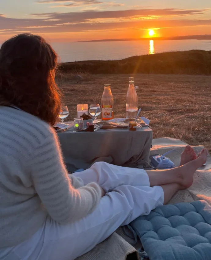 Repas romantique sur une plage près de Quimper