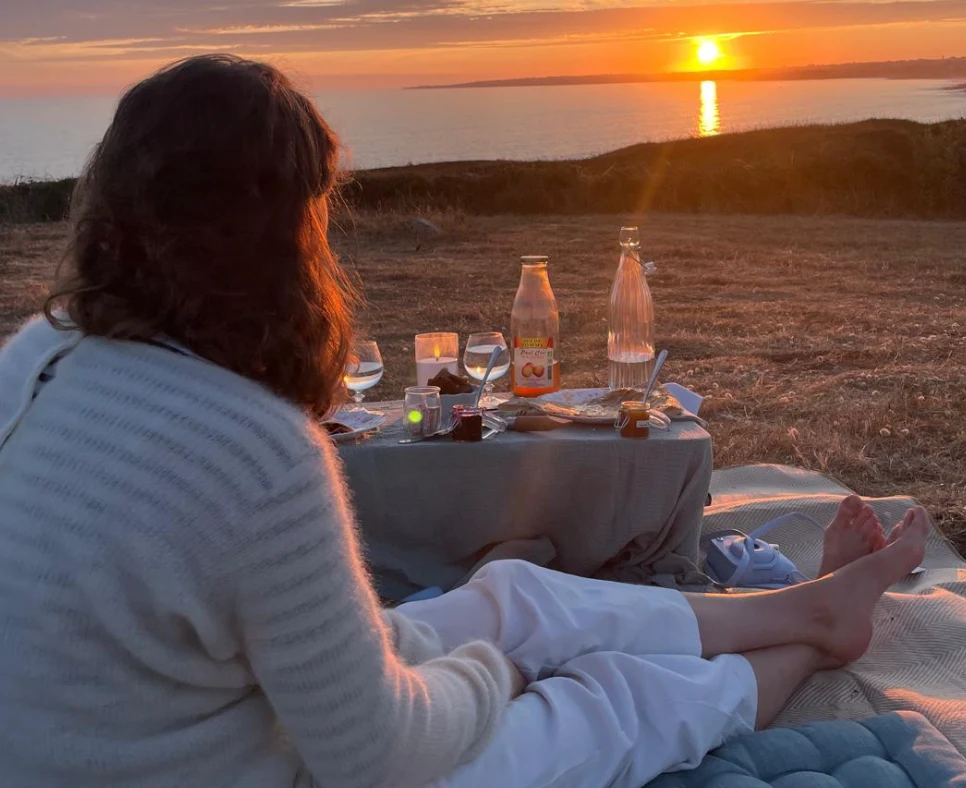 Dîner romantique sur une plage de bretagne